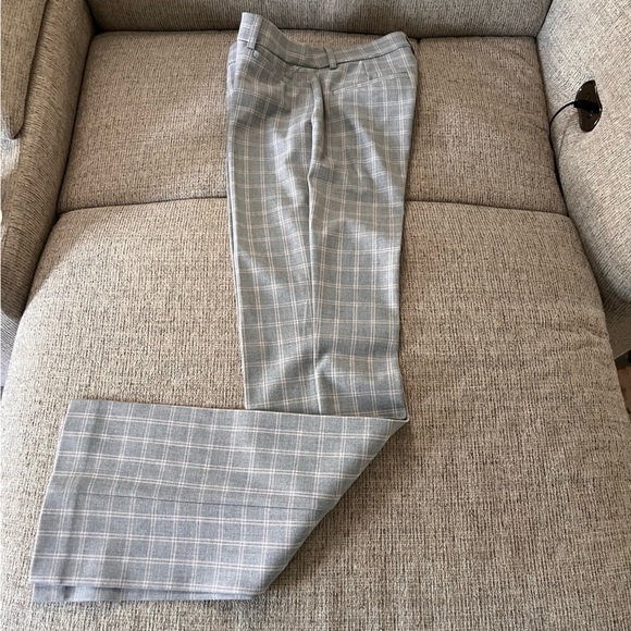 Like new Express plaid  mid rise 4 long in pink and gray work pants. - Picture 4 of 7